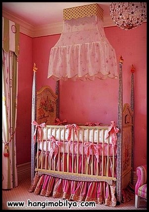 Kırmızı bebek odası ve bebek beşiği